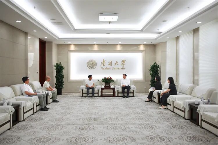 Yang Qingshan, Secretary of the Party Committee of Nankai University, met with Lü Zili, Chairman of the Board of Landun Group.
